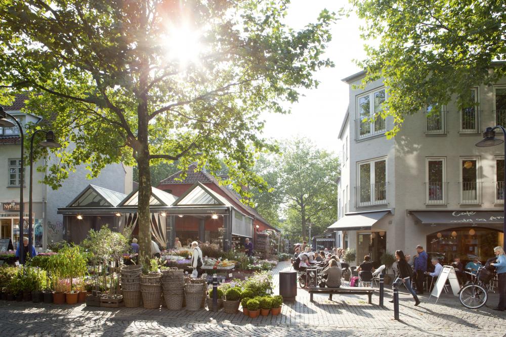 Kgs Lyngby detailhandel med kig mod blomsterbutik, cafe og Likørstræde