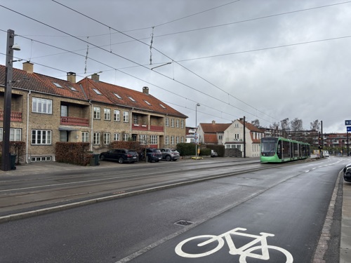 Letbanen ved de engelske rækkehuse på Buddingevej på første testkørselsdag i Lyngby-Taarbæk Kommune, mandag 30. marts 2026.