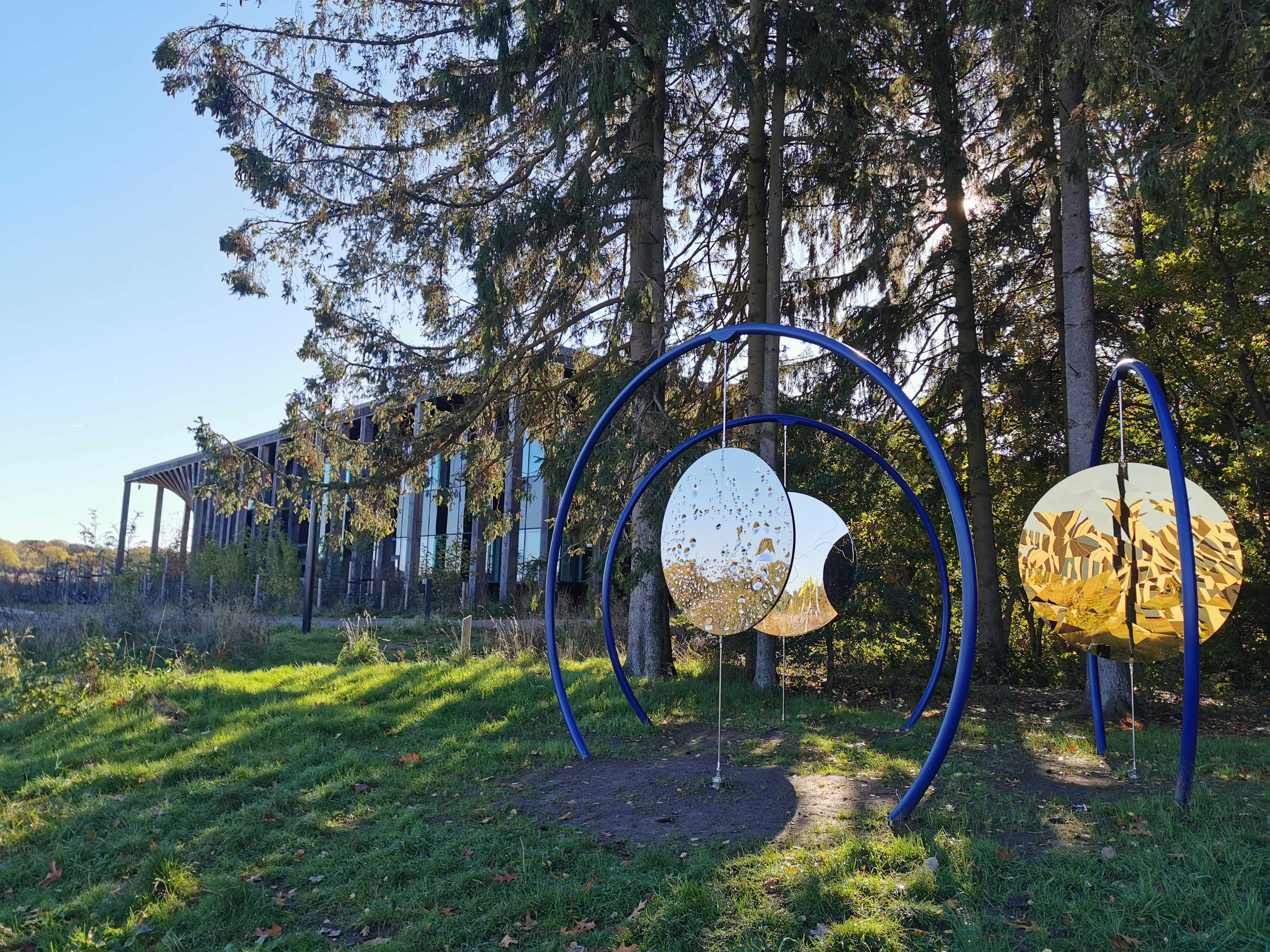 Kunstværk af Lars Hein: Himmellegemer - med bygning i baggrunden