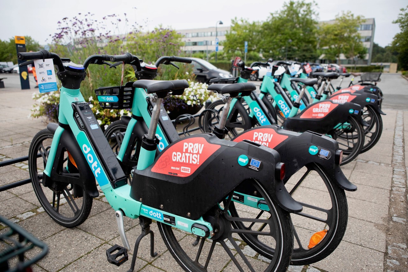 Delecykler ved busstoppested.