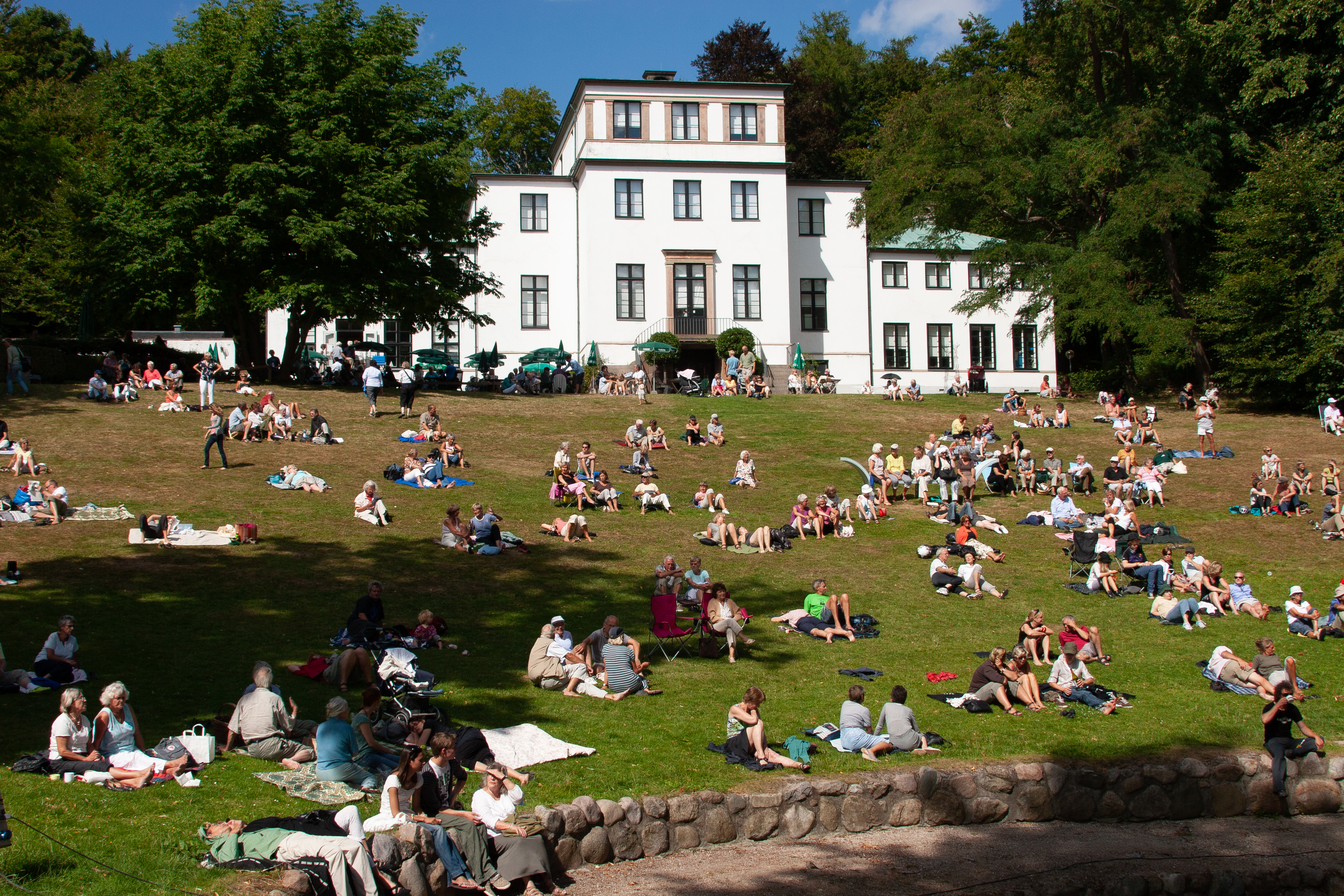 Sophienholm - parken om sommeren fyldt med gæster