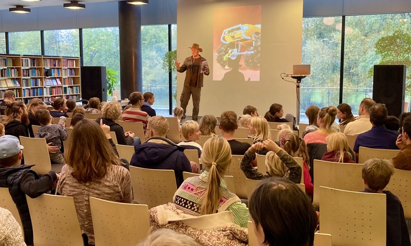 Foto fra sidste års Faglitterær Festival 2025, hvor Kristian Gintberg fortalte om sin bog 'Kristian på sporet af klimaet'