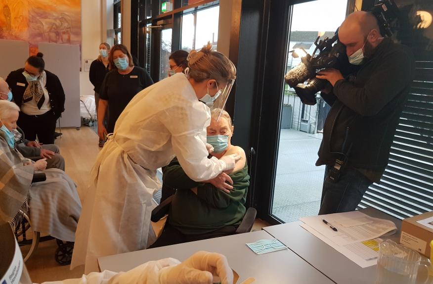 Foto af Erling, der som den første plejehjemsbeboer i Lyngby-Taarbæk Kommune får en vaccine mod COVID-19