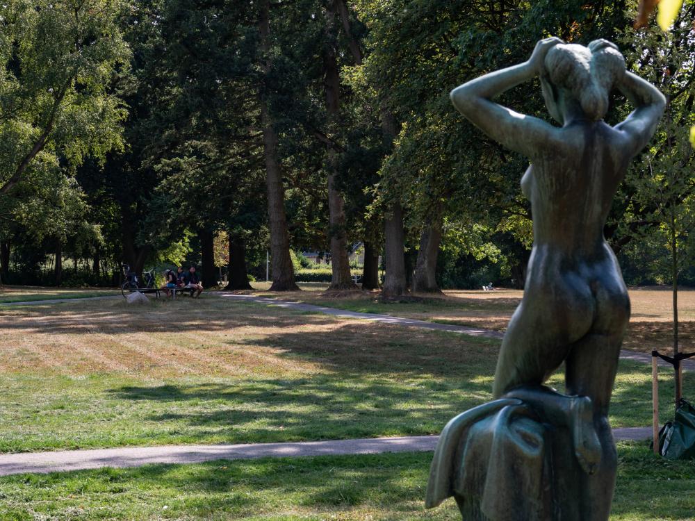 Virum park - Skulptur af Johannes Hansen - Stående pige