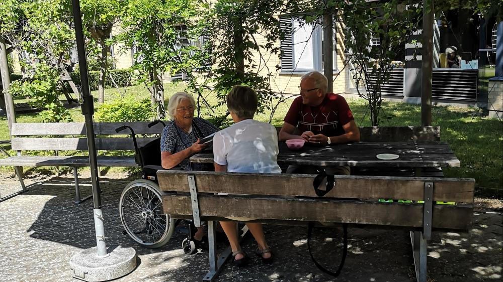 Ældre har besøg af pårørende på plejecenter Baunehøj