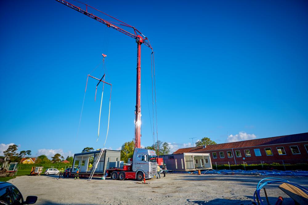 Foto viser stor kran og byggeplads ved Lundtofte Skole, der bygges om fra 2020-2022