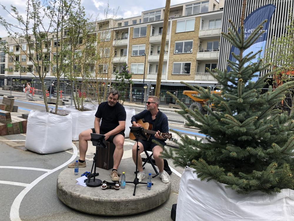 Kom til fællessang med den lokale musikduo, Martin Jantzen (tv) og Mikkel Sonne, fem lørdage i løbet af sommeren i det midlertidige byrum på Klampenborgvej langs letbane-arealet.