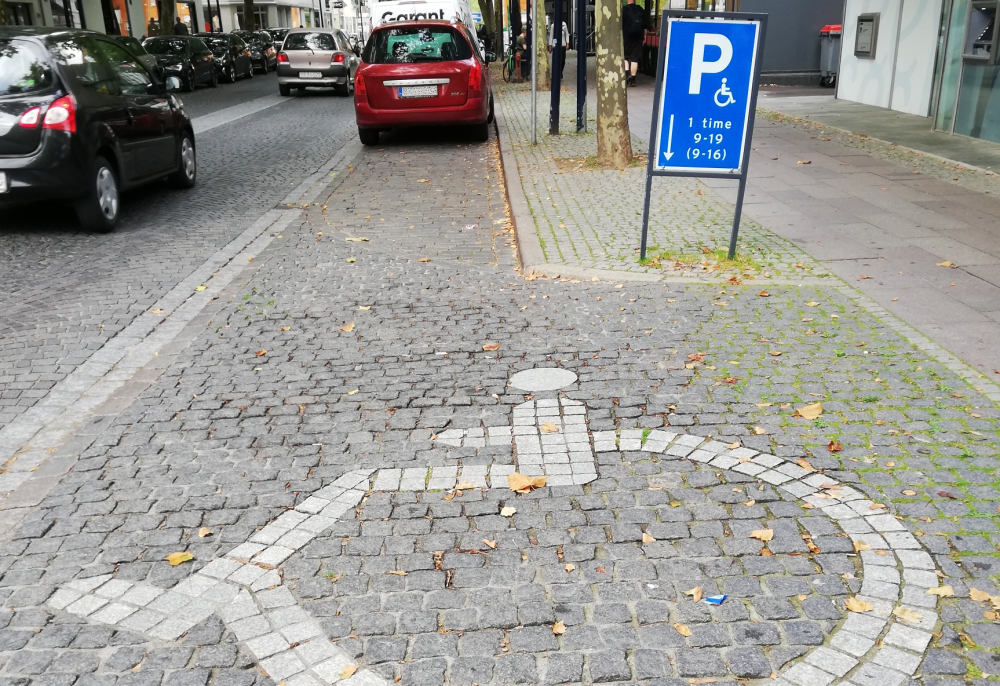 Brolagt handicap parkering i Lyngby Hovedgade