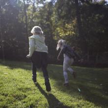 Børn der løber i naturen